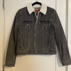 NWT Levi’s Sherpa trucker jacket